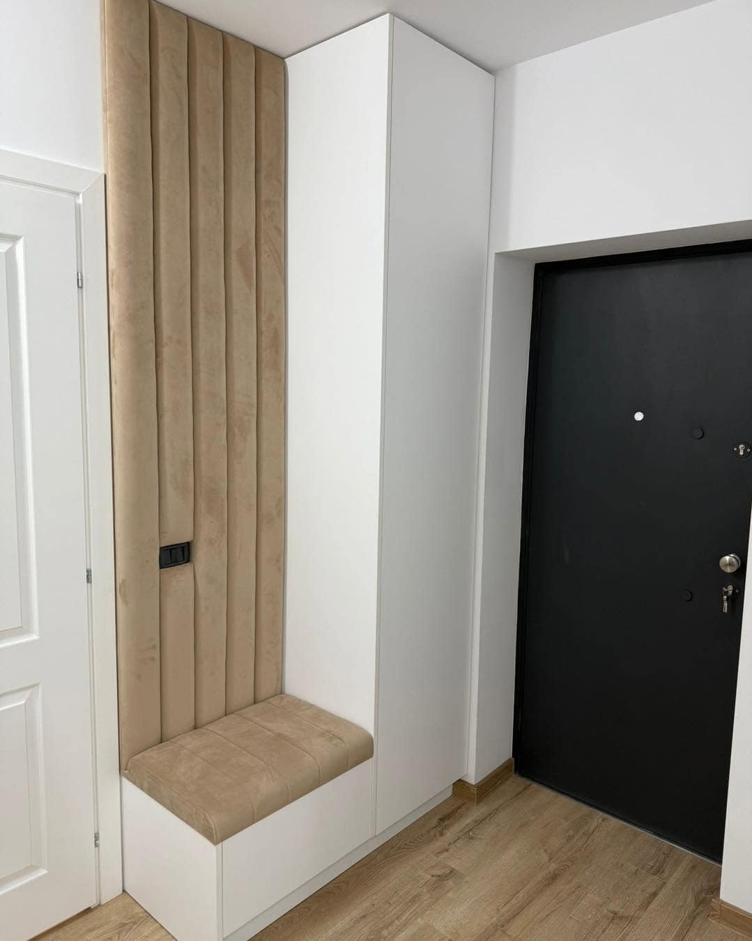 Mobilier pentru hol realizat la comandă de EVEMARSERVICE – imagine 2