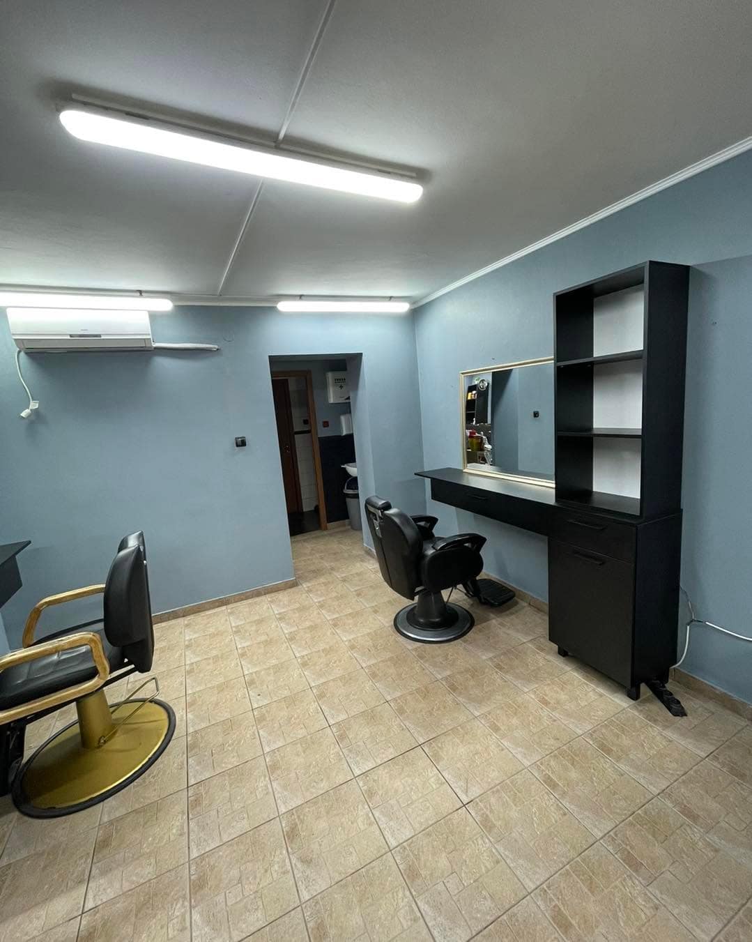 Mobilier pentru spațiu comercial realizat la comandă de EVEMARSERVICE – imagine 1