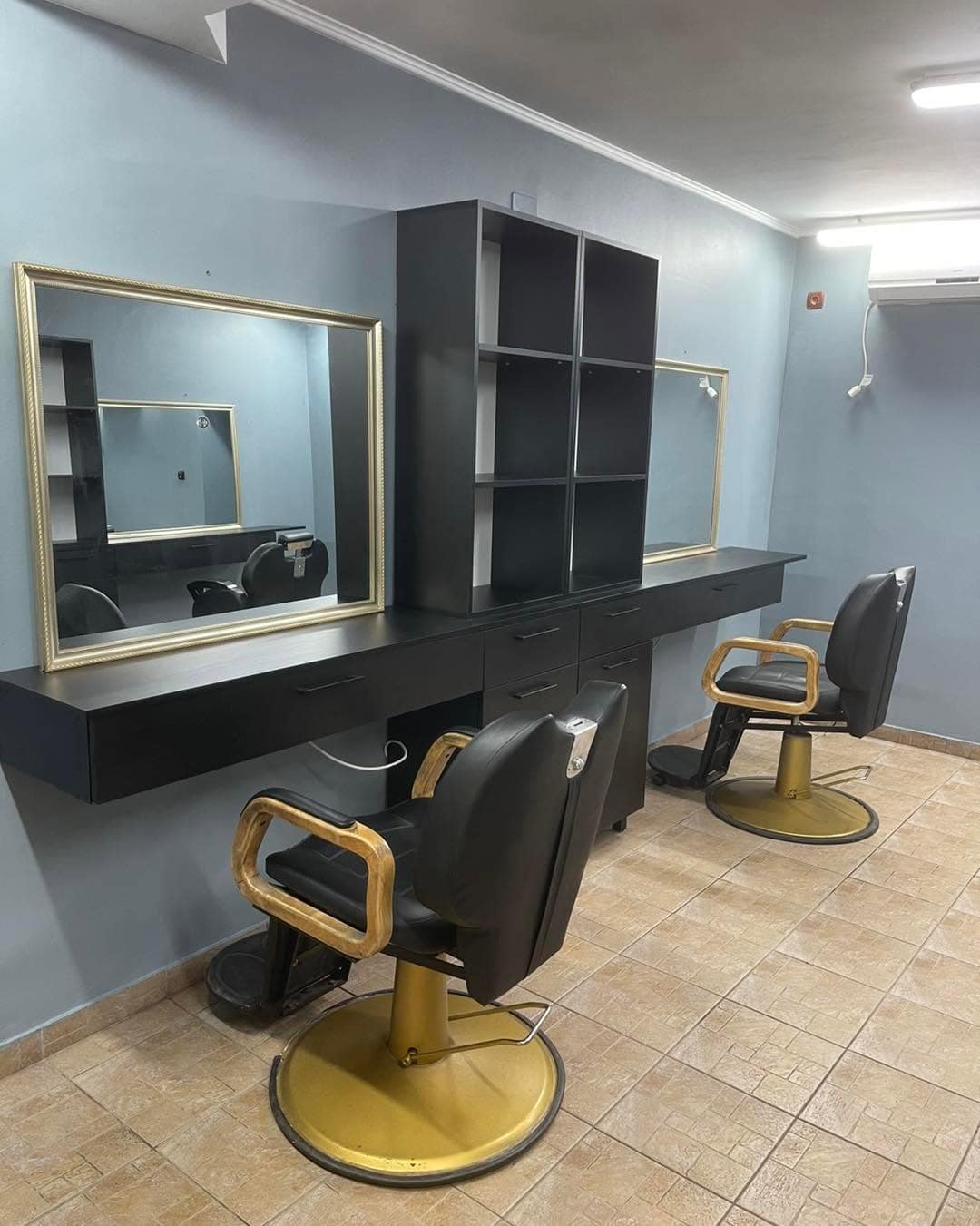 Mobilier pentru spațiu comercial realizat la comandă de EVEMARSERVICE – imagine 2