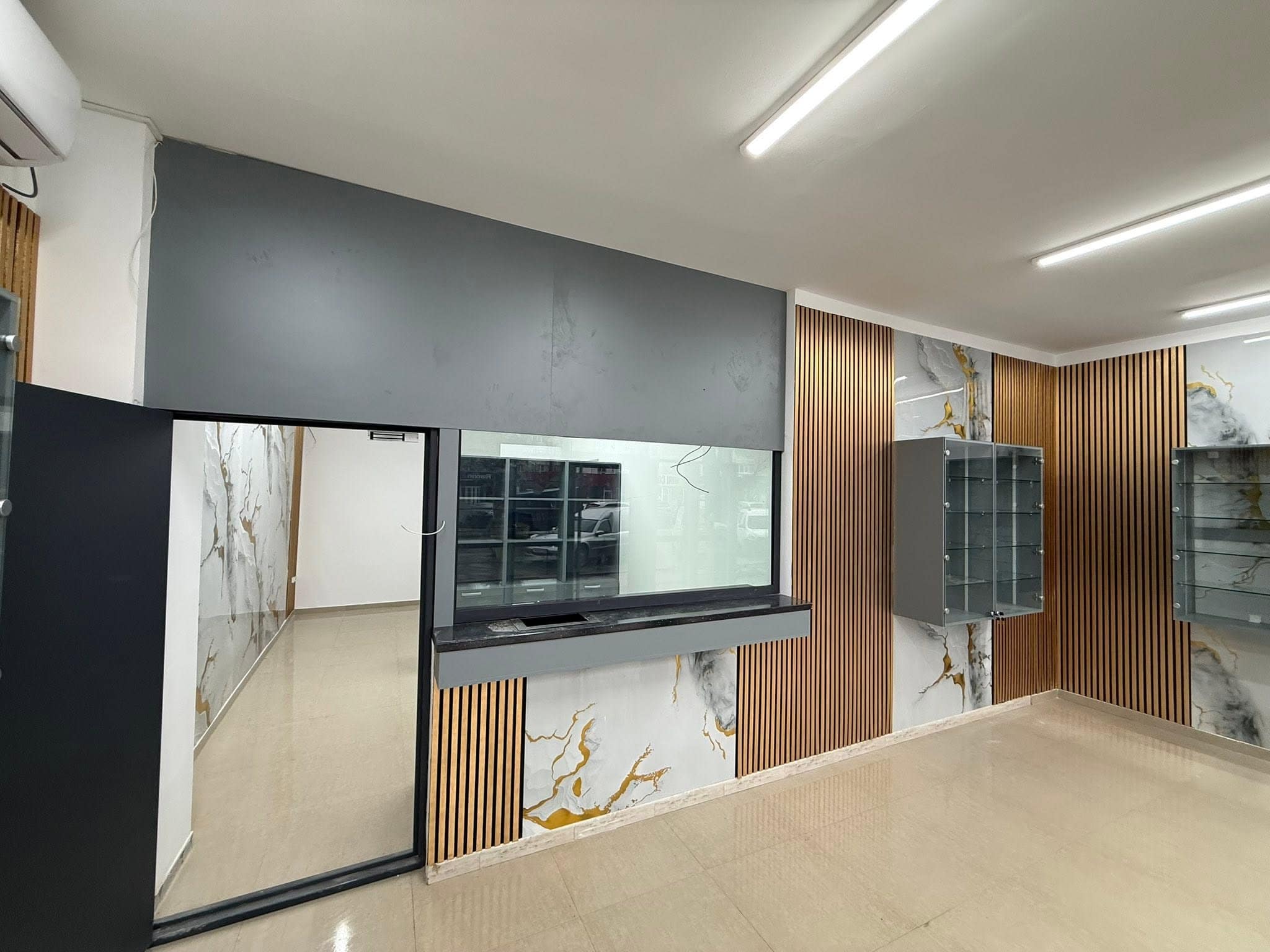 Mobilier pentru spații comerciale