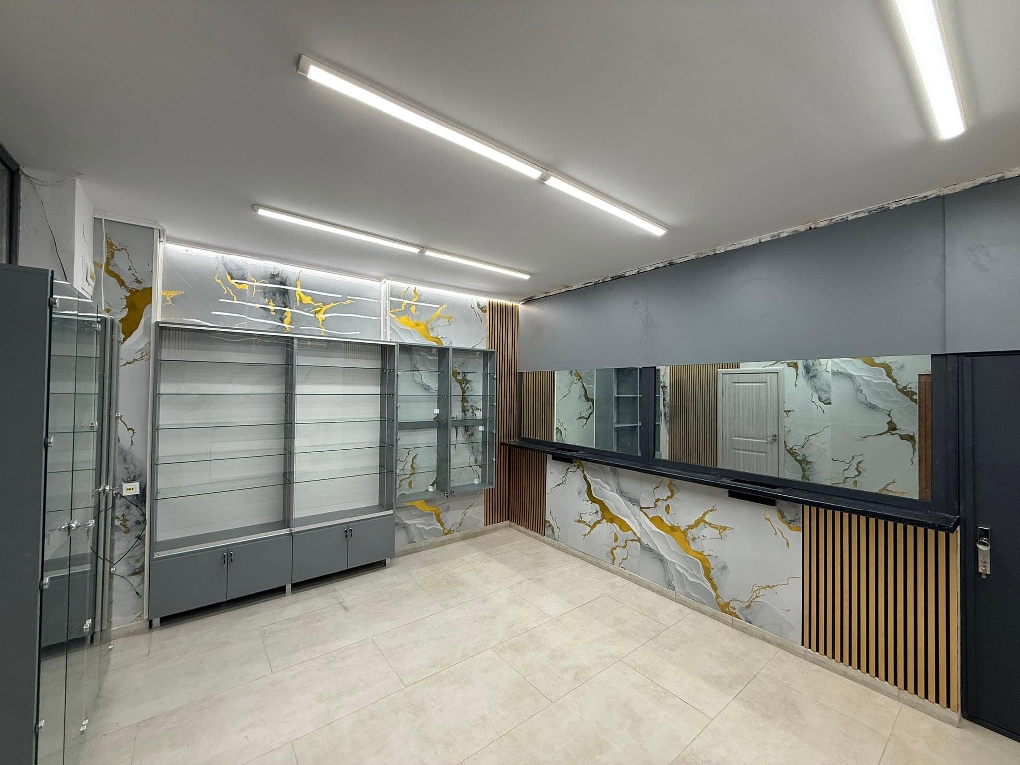 Mobilier pentru spațiu comercial realizat la comandă de EVEMARSERVICE – imagine 4