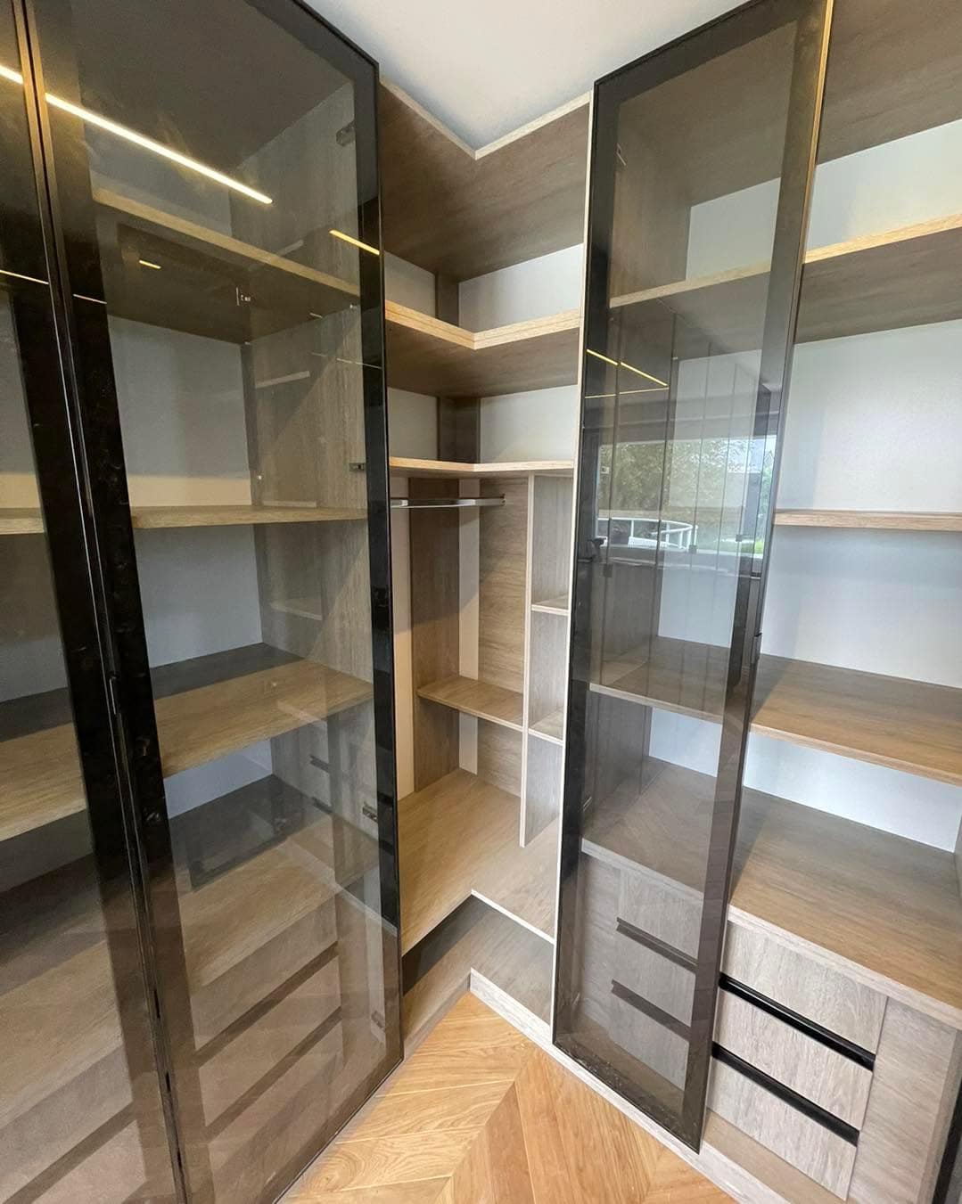 Detaliu de organizare într-un dressing realizat la comandă